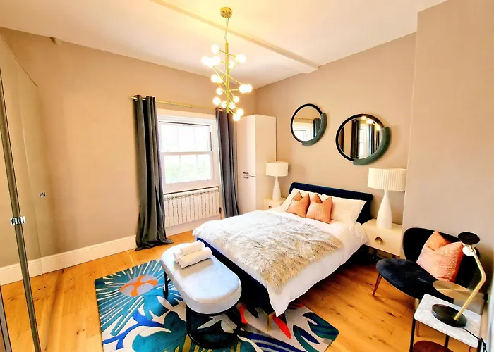 Gorgeous Hyde Park Home With Elevator Access By Tube Metro Stations