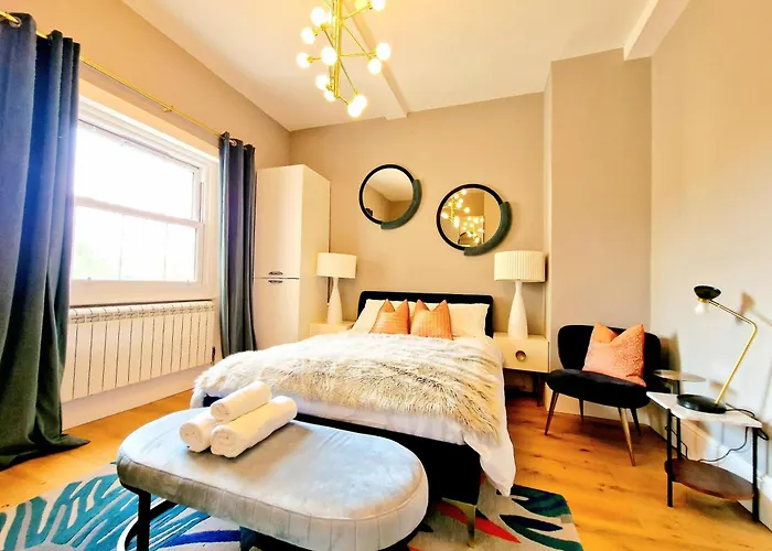 Gorgeous Hyde Park Home With Elevator Access By Tube Metro Stations